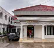 Exterior 2 Moresto Hotel Mitra RedDoorz