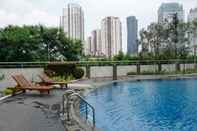 Swimming Pool Modern Look and Cozy 2BR The Wave Kuningan Apartment By Travelio