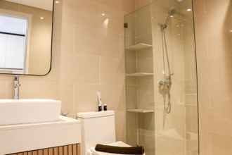 Toilet Kamar 4 Cozy and Best Deal Studio at Daan Mogot City Apartment By Travelio