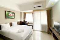 Kamar Tidur Cozy Stay Studio at Gateway Park LRT City Apartment  Bekasi By Travelio