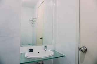 In-room Bathroom 4 Nice and Modern Studio Apartment at Urban Heights Residences By Travelio