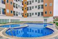 Kolam Renang Nice and Modern Studio Apartment at Urban Heights Residences By Travelio