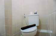 Toilet Kamar 4 Cozy Stay Studio Apartment at Loftvilles City By Travelio