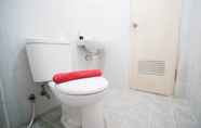 Toilet Kamar 4 Tidy and Cozy Living 2BR at Puncak Dharmahusada Apartment By Travelio