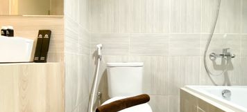 Toilet Kamar 5 Homey and Spacious 1BR Vasanta Innopark Apartment By Travelio