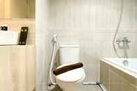 Toilet Kamar Homey and Spacious 1BR Vasanta Innopark Apartment By Travelio