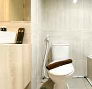 In-room Bathroom 5 Homey and Spacious 1BR Vasanta Innopark Apartment By Travelio