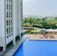 Kolam Renang 5 Minimalist and Cozy Studio Room Ciputra International Apartment By Travelio