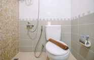 Toilet Kamar 5 Homey and Comfortable 2BR Apartment at Royal Olive Residence By Travelio