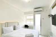 Kamar Tidur Simply and Homey  Studio Riverview Jababeka Apartment By Travelio