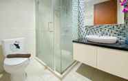 Toilet Kamar 3 Homey and Scenic 2BR Apartment Thamrin Residence By Travelio