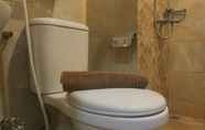 Toilet Kamar 5 Homey and Simple 2BR Apartment at Grand Asia Afrika By Travelio
