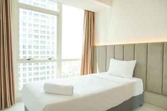 Bilik Tidur 4 Elegant and Warm 2BR at The Kensington Royal Suites Apartment By Travelio