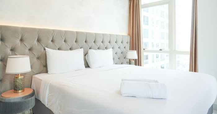 Bilik Tidur Elegant and Warm 2BR at The Kensington Royal Suites Apartment By Travelio