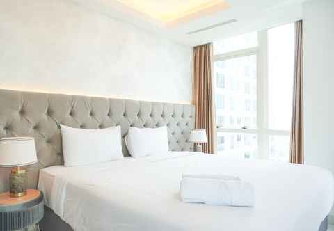 ห้องนอน Elegant and Warm 2BR at The Kensington Royal Suites Apartment By Travelio