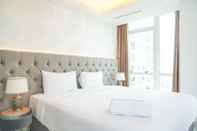 ห้องนอน Elegant and Warm 2BR at The Kensington Royal Suites Apartment By Travelio