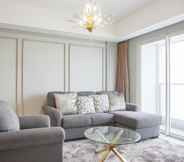 ล็อบบี้ 3 Elegant and Warm 2BR at The Kensington Royal Suites Apartment By Travelio