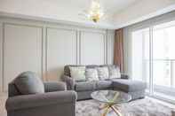 ล็อบบี้ Elegant and Warm 2BR at The Kensington Royal Suites Apartment By Travelio