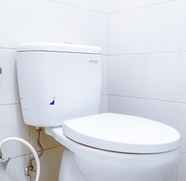 Toilet Kamar 5 Homey and Great Choice 2BR Signature Park Grande Apartment By Travelio