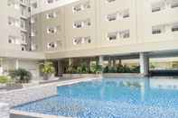 Kolam Renang Simply Look Studio Apartment at Loftvilles City By Travelio