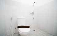 Toilet Kamar 4 Tidy and Compact Studio at Puncak Dharmahusada Apartment By Travelio