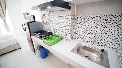 Common Space 4 Tidy and Compact Studio at Puncak Dharmahusada Apartment By Travelio