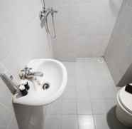 Toilet Kamar 4 Homey and Simple 2BR at Dian Regency Apartment By Travelio