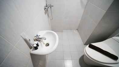 Toilet Kamar 4 Homey and Simple 2BR at Dian Regency Apartment By Travelio