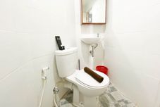 In-room Bathroom Good Choice and Homey Studio at Amartha View Apartment By Travelio
