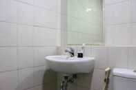 Toilet Kamar Warm and Minimalist 1BR Signature Park Grande Apartment By Travelio