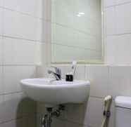 In-room Bathroom 4 Warm and Minimalist 1BR Signature Park Grande Apartment By Travelio