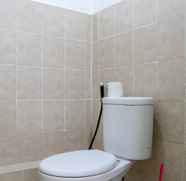 Toilet Kamar 4 Wonderful and Comfort 1BR at Green Bay Pluit Apartment By Travelio