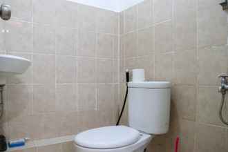 Toilet Kamar 4 Wonderful and Comfort 1BR at Green Bay Pluit Apartment By Travelio