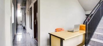 Lobby 2 RedDoorz Syariah @ Jalan Doktor Warsito Lampung