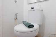 Toilet Kamar Edgy 2BR at Gateway Ahmad Yani Cicadas Apartment by Travelio