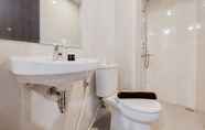 Toilet Kamar 5 Warm and Simply Look 2BR at Serpong Garden Apartment By Travelio