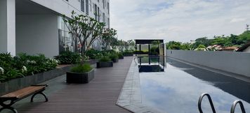 スイミングプール 6 Cozy Living and Warm 2BR Serpong Garden Apartment By Travelio