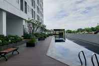 สระว่ายน้ำ Cozy Living and Warm 2BR Serpong Garden Apartment By Travelio