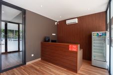 로비 Urbanview Hotel Groovy Inn Tangerang