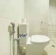 Toilet Kamar 3 Elegant Studio at Capitol Park Residence Apartment By Travelio