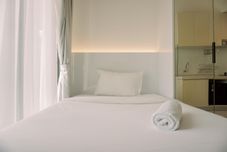 Bilik Tidur Enjoy Living and Simply Studio Sky House BSD Apartment By Travelio