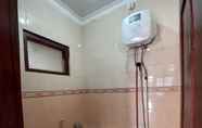 In-room Bathroom 7 Homestay Jogja Condongcatur By Simply Homy