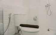 In-room Bathroom 6 Homey and Exclusive 3BR Loft at Kingland Avenue Apartment By Travelio