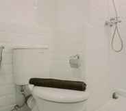 In-room Bathroom 6 Homey and Exclusive 3BR Loft at Kingland Avenue Apartment By Travelio