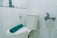 Toilet Kamar Simply and Comfort 2BR at Green Pramuka City Apartment By Travelio