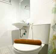 In-room Bathroom 5 Comfy and Modern Look Studio Patraland Urbano Apartment By Travelio