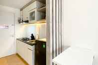 Common Space Comfy and Modern Look Studio Patraland Urbano Apartment By Travelio