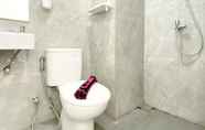 Toilet Kamar 5 Combined 2BR Sayana Bekasi Apartment By Travelio