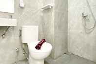 Toilet Kamar Combined 2BR Sayana Bekasi Apartment By Travelio