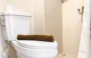 Toilet Kamar 4 Homey and Wonderful Studio Vasaka Solterra Apartment By Travelio